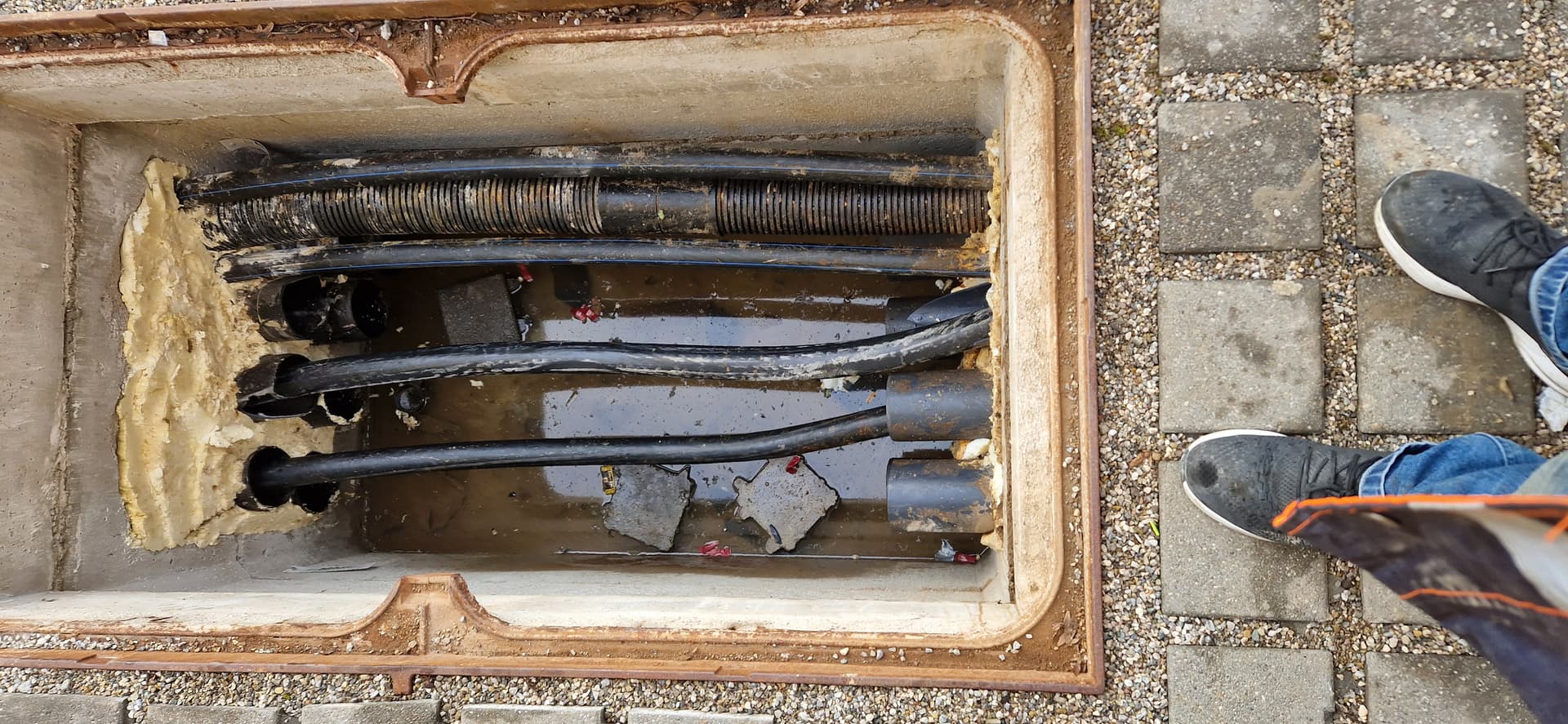 Kabeltrassen und Stromleitungen in einem Versorgungstunnel einer Industrieanlage