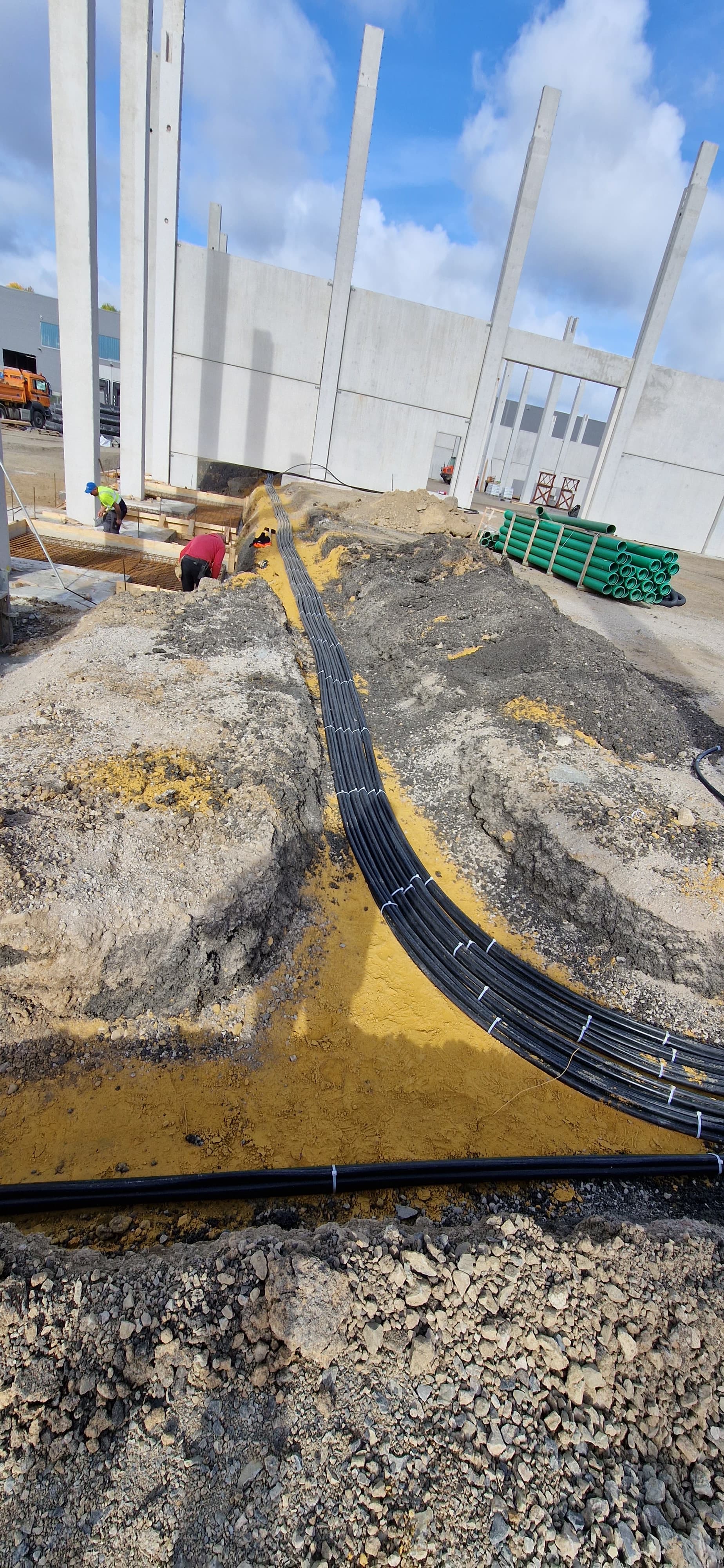 Kabelinstallation entlang einer Wand in einem technischen Versorgungsgang