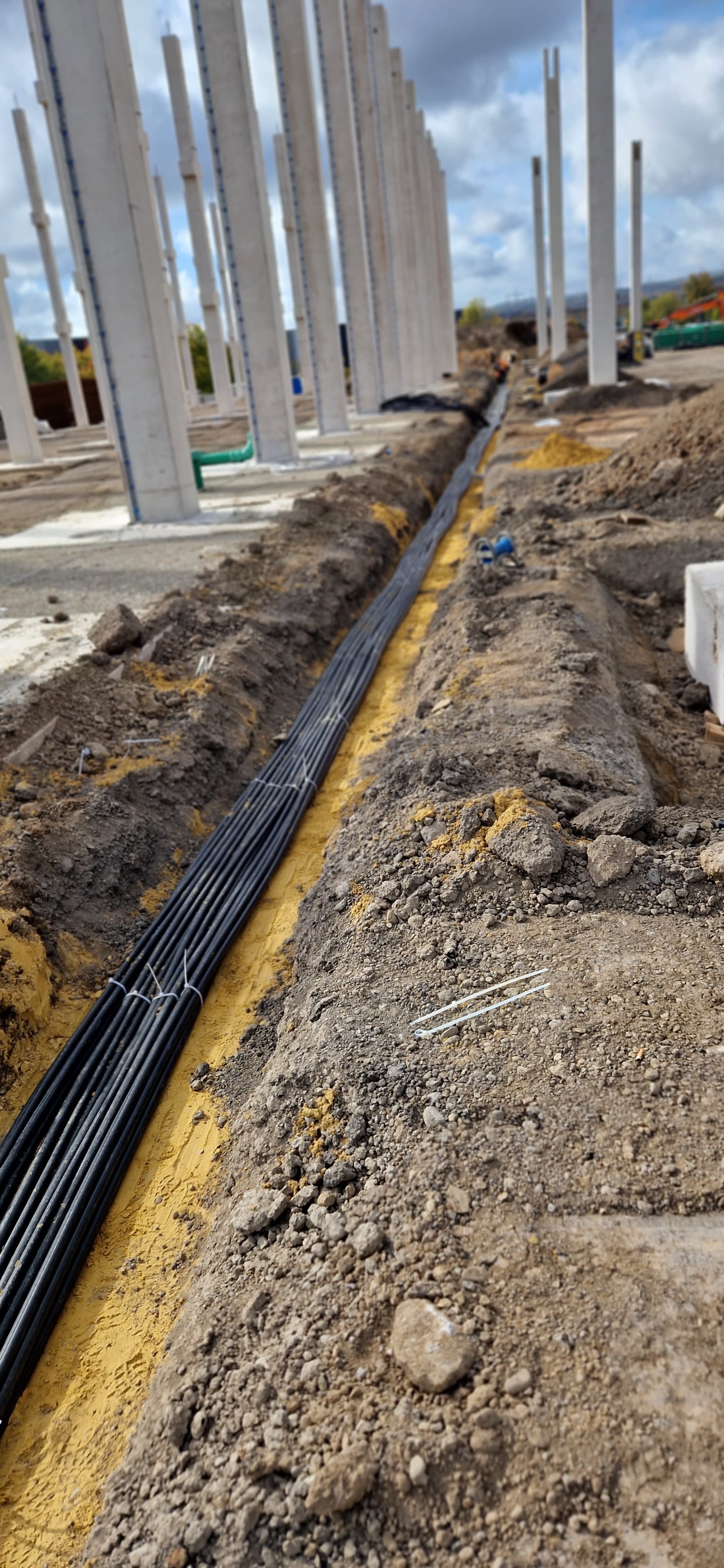 Starkstromkabel liegen gebündelt in einem Kabelgraben