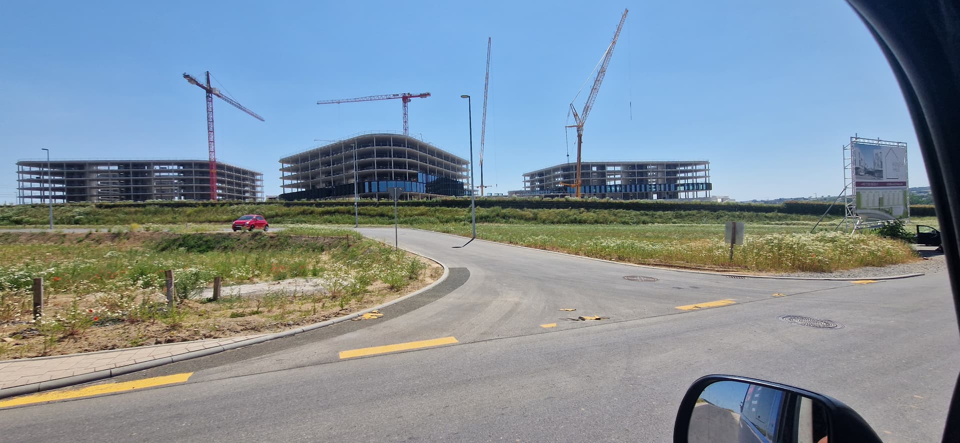 Stromkabel verlaufen in einem Kabelgraben auf einer Baustelle
