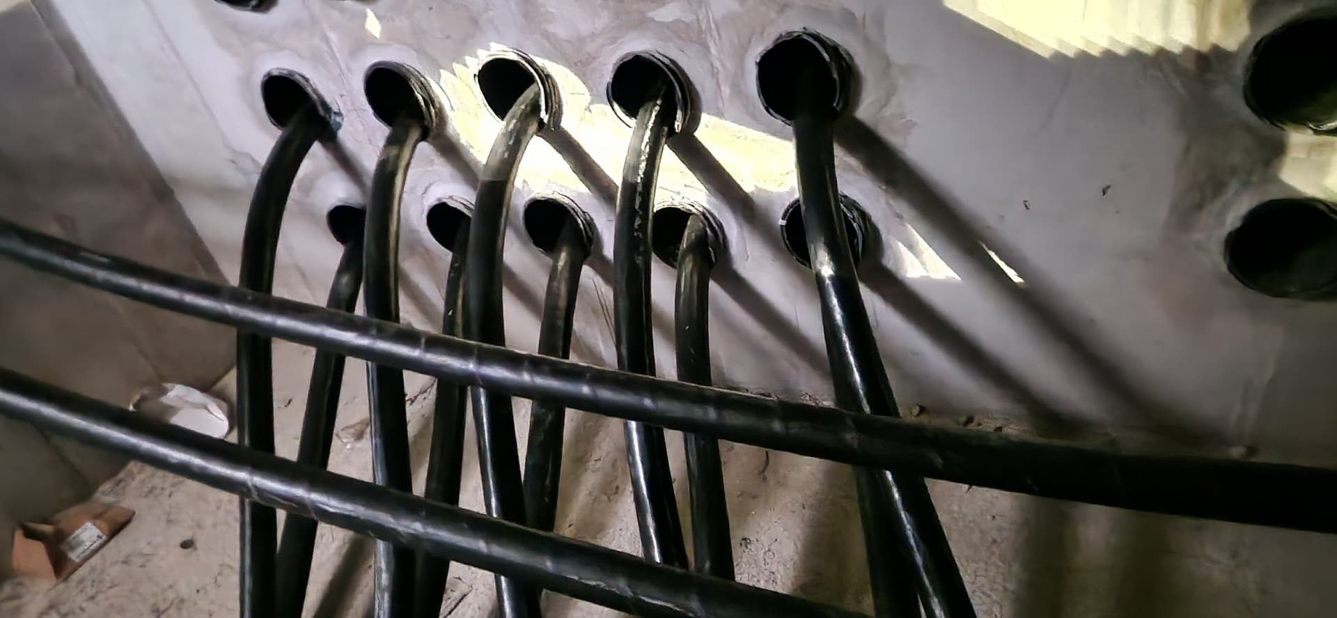 Große Kabeltrommeln mit Industriekabeln auf einer Baustelle