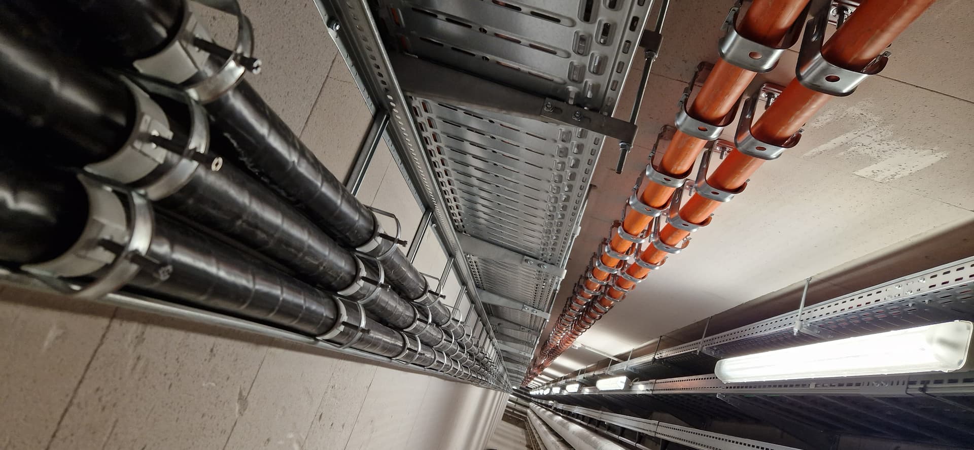 Kabeltrommeln mit Starkstromkabeln auf einem Baustellengelände