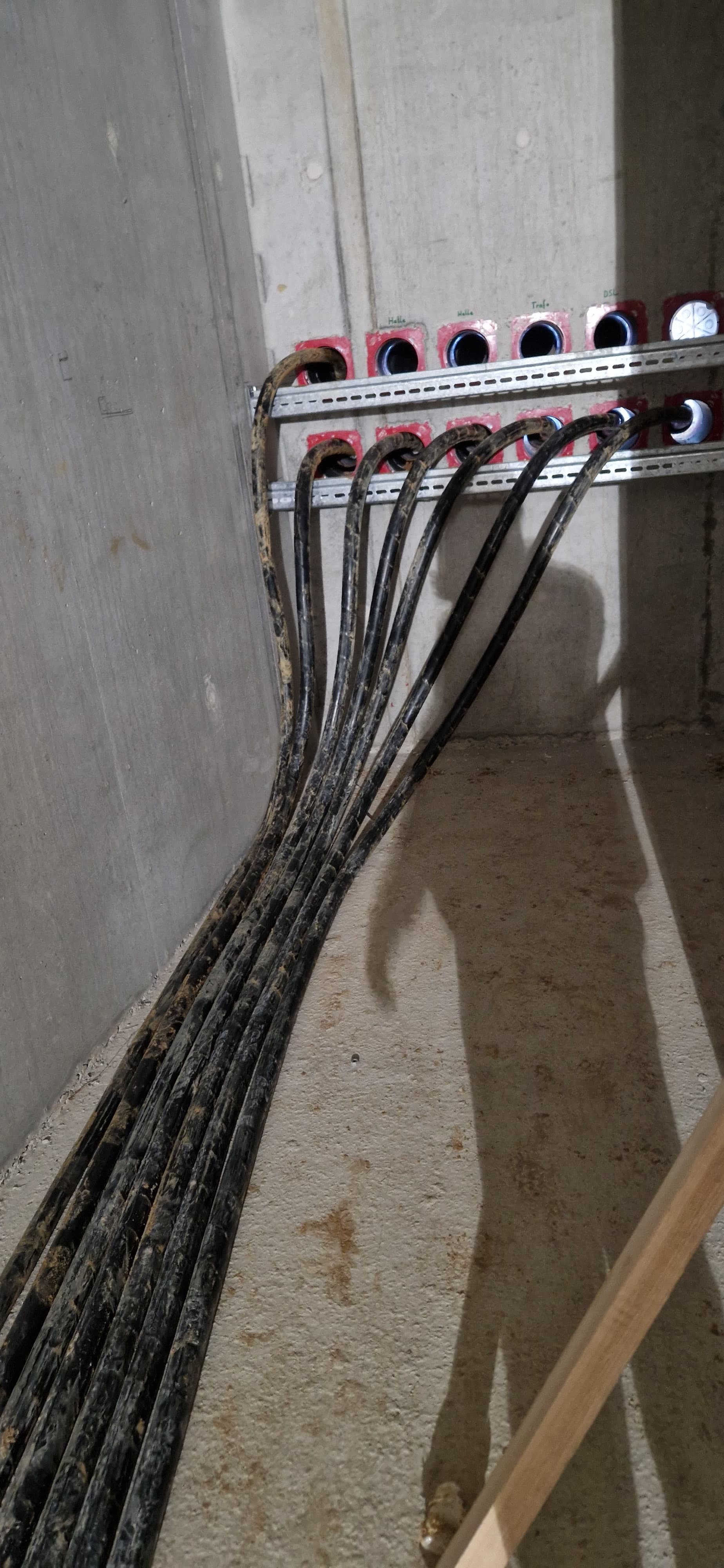 Starkstromkabel werden über Kabeltrassen durch ein Industriegebäude geführt