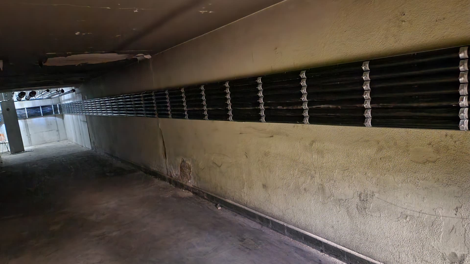 Kabeltrassen und Klimaanlagen auf dem Dach eines Industriegebäudes