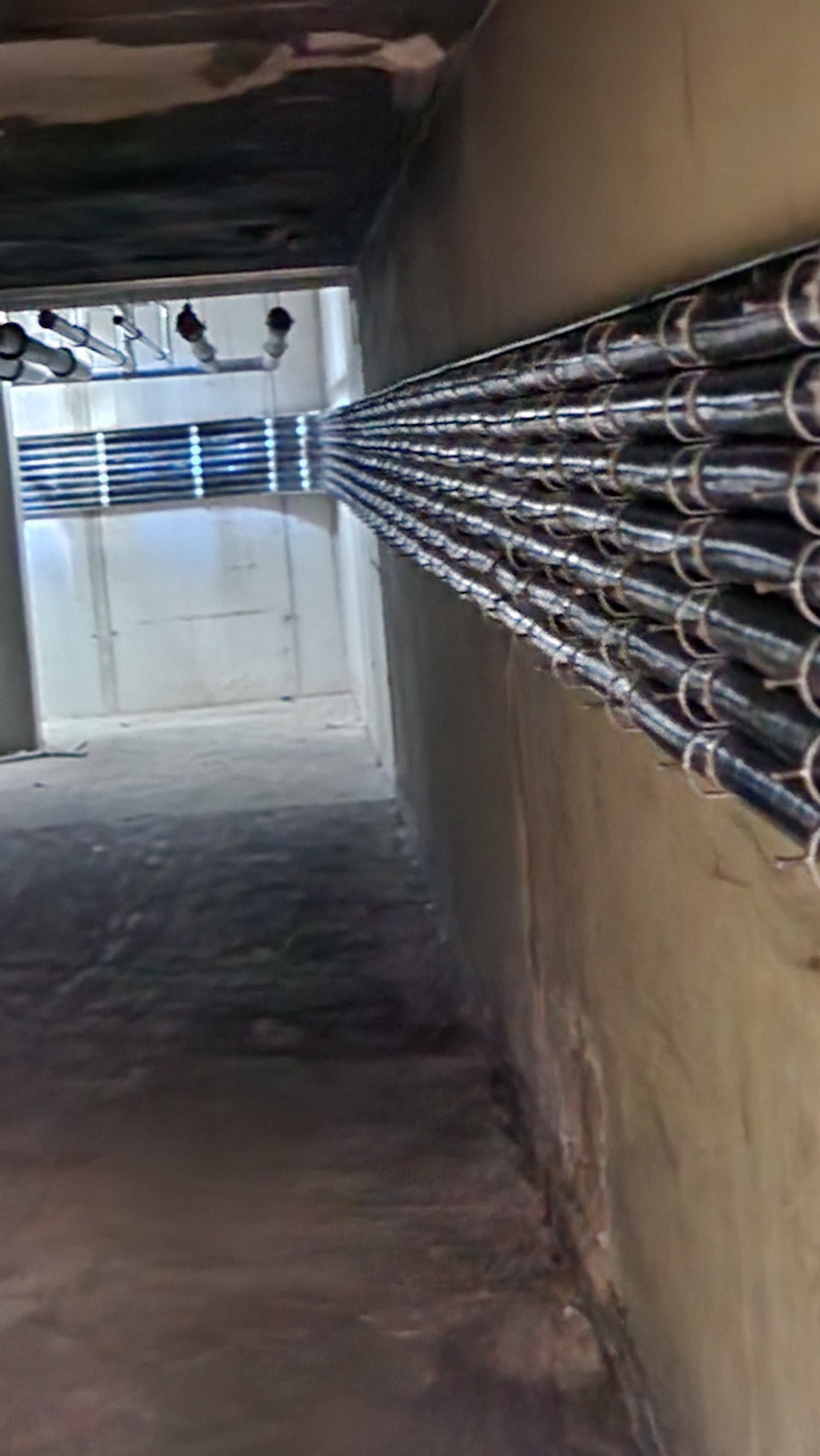 Starkstromkabel verlaufen entlang der Außenwand einer Industrieanlage