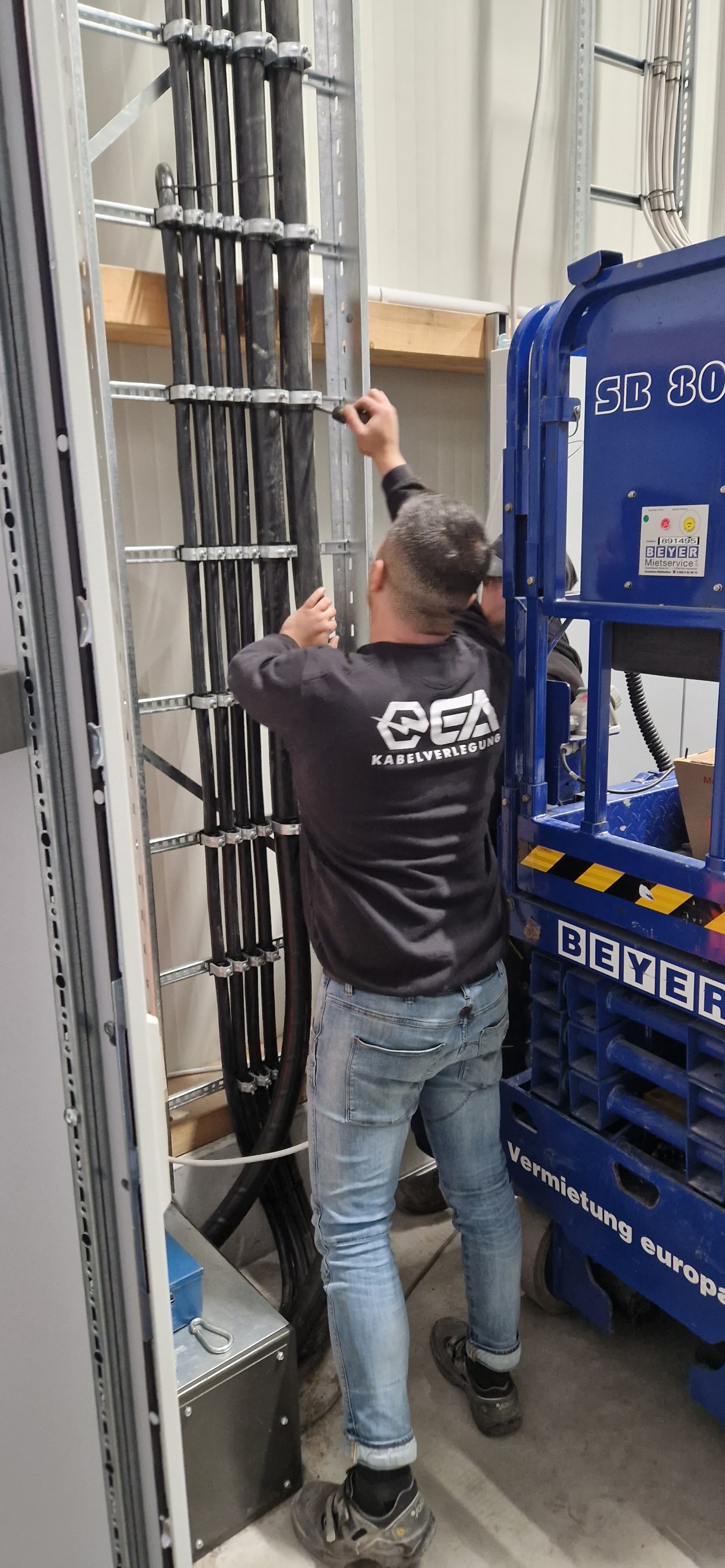 Stromkabel verlaufen in einem Versorgungstunnel einer Industrieanlage