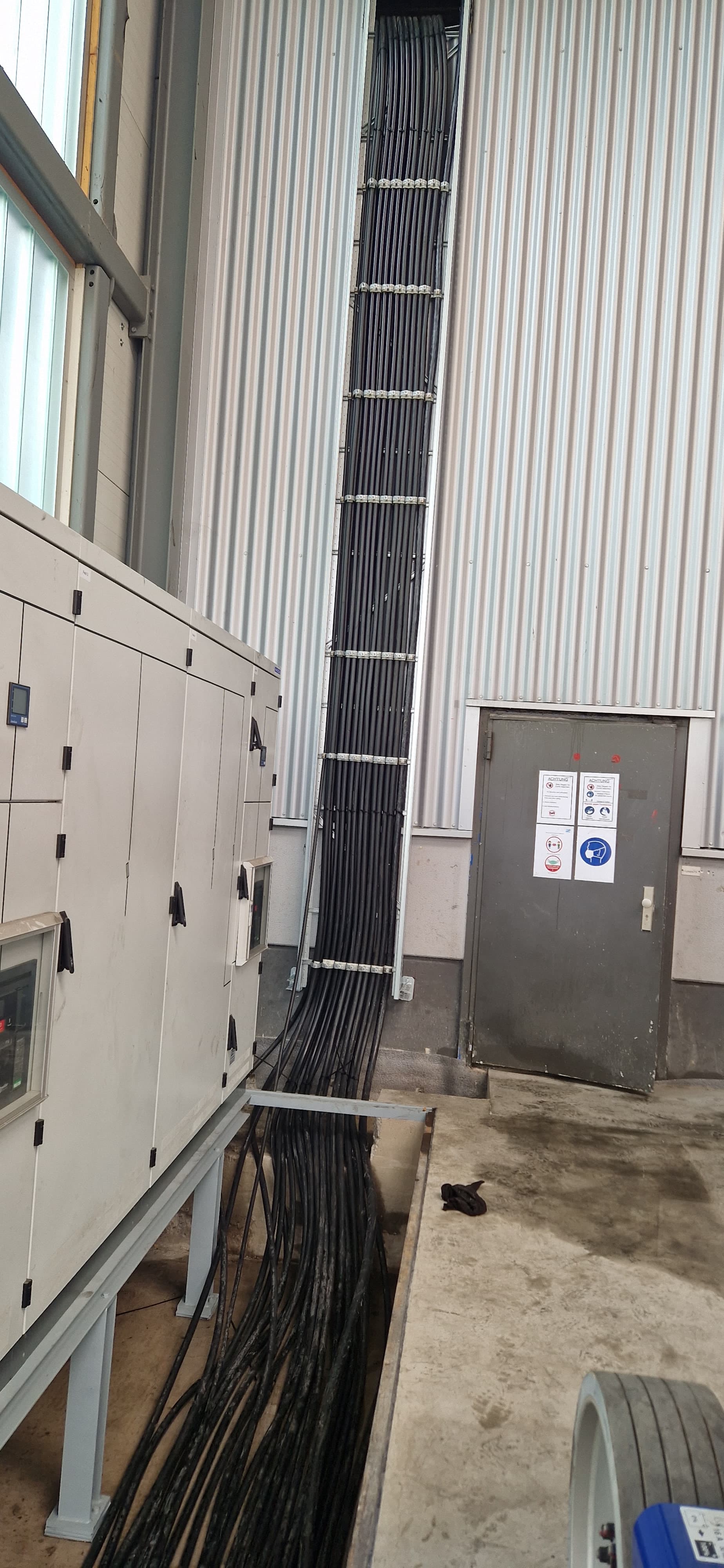 Kabeldurchführung im Boden eines Industriegebäudes