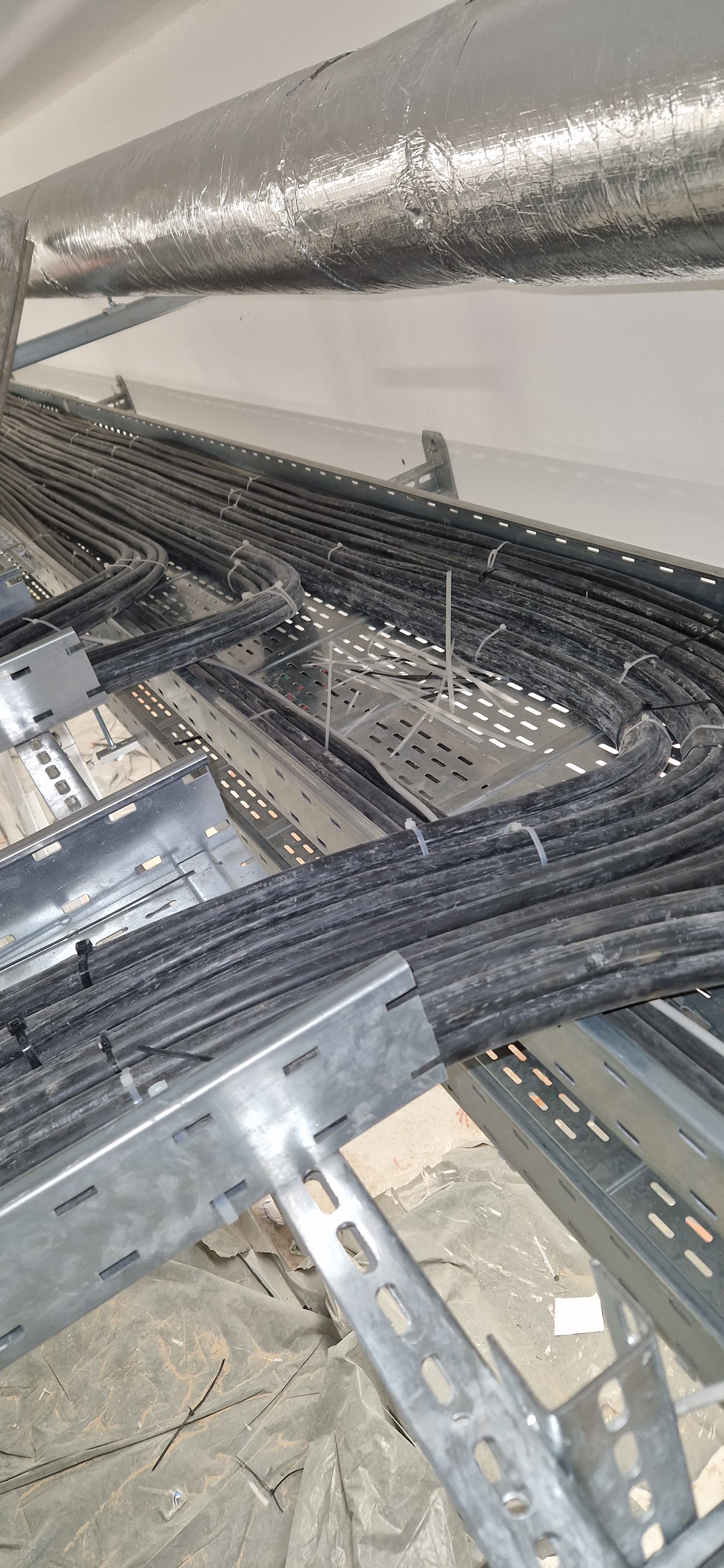 Baustelle eines Gewerbeparks mit Rohbau und Infrastruktur