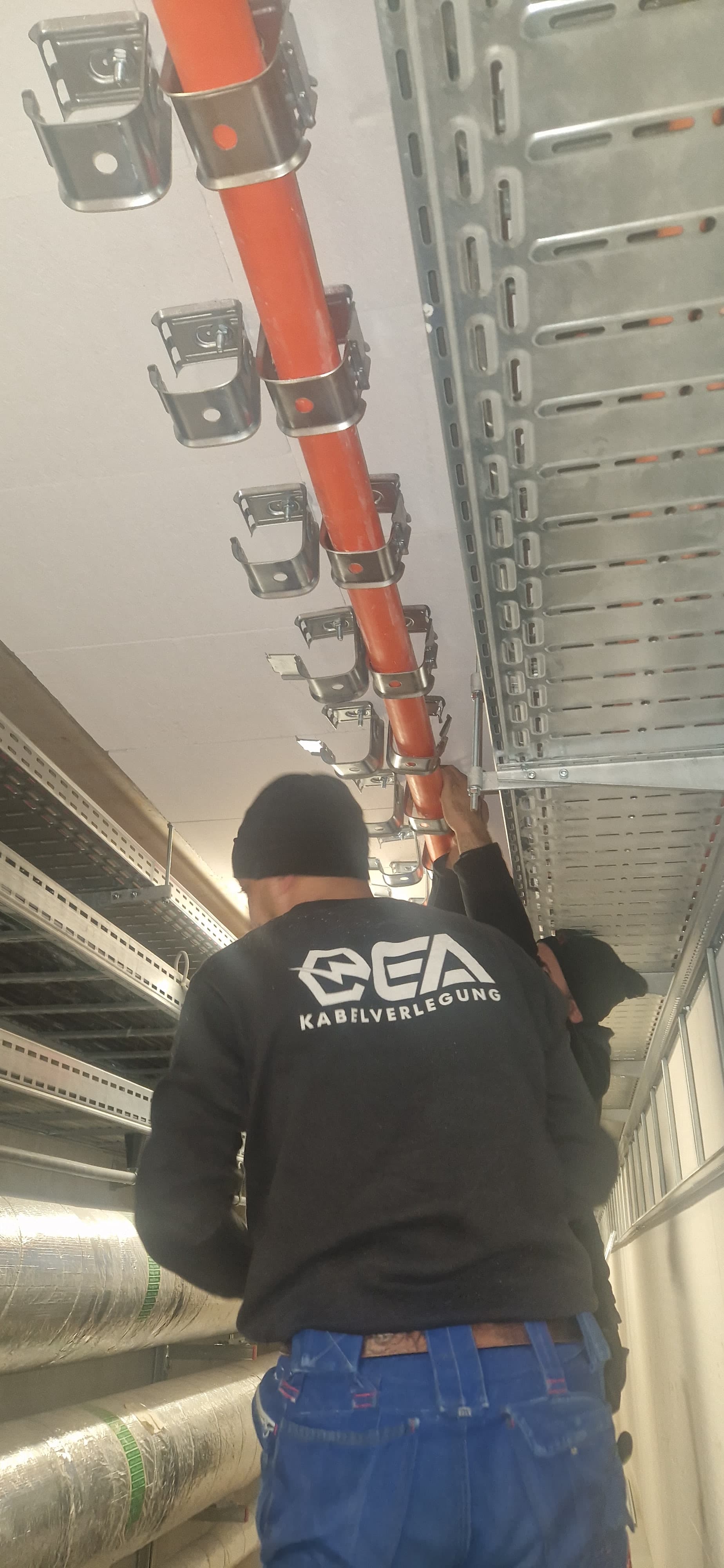 Kabeltrommeln für Erdkabelverlegung auf einer Baustelle