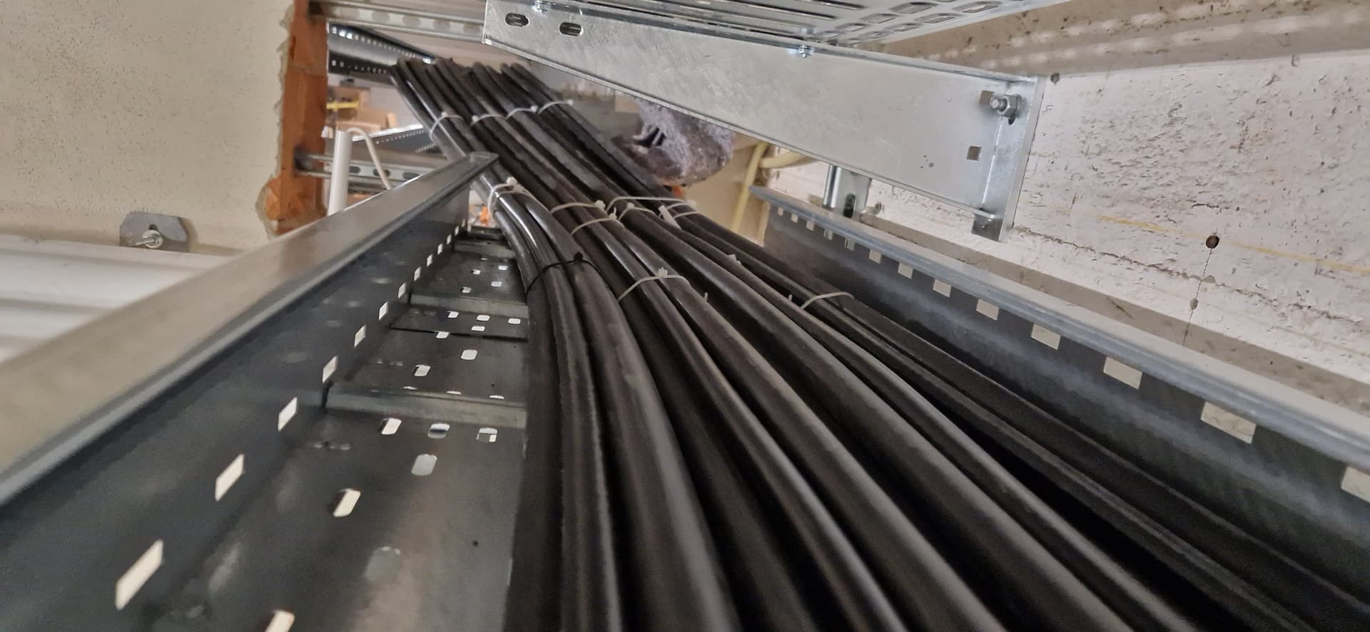 Gebündelte Starkstromkabel in einer Industrieinstallation