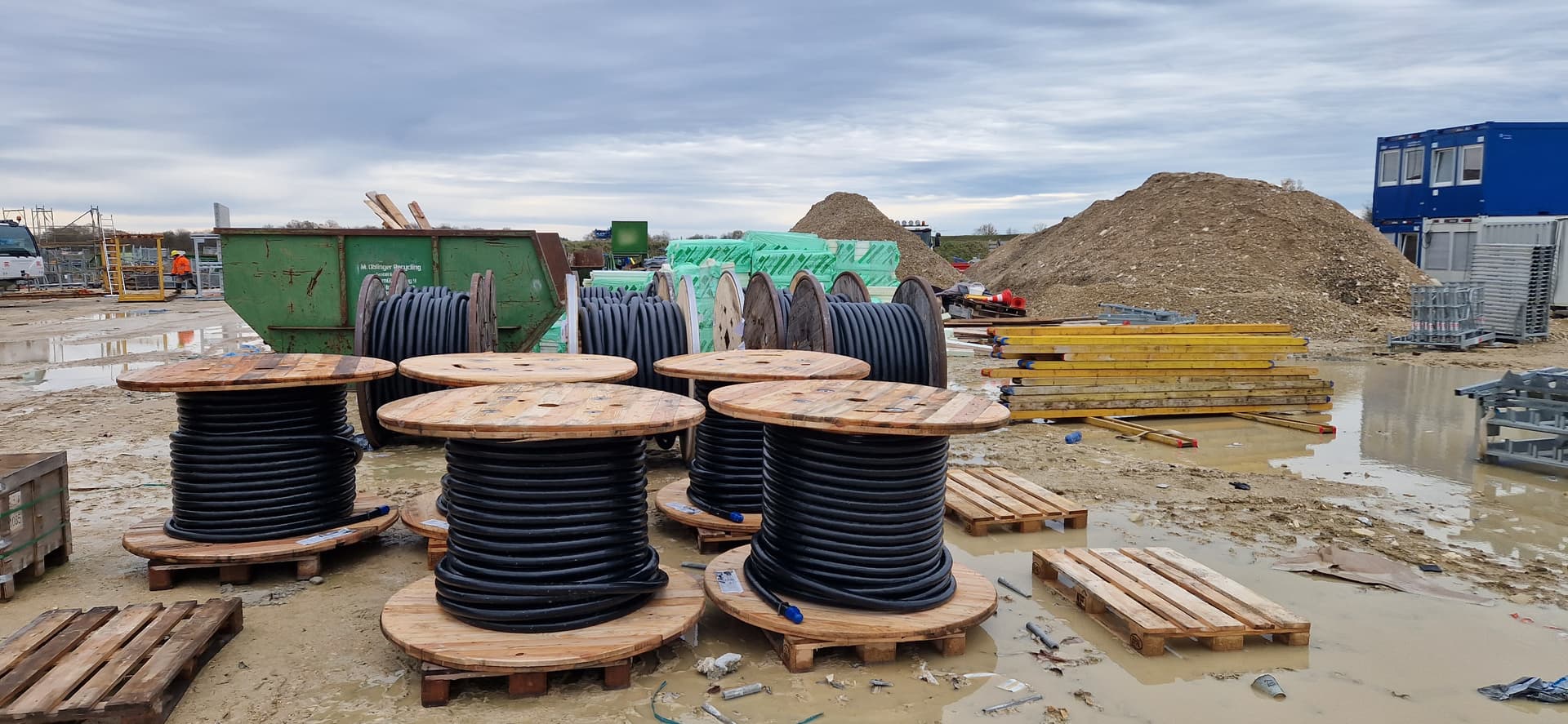 Kabeltrassen und Rohrleitungen in einem technischen Installationsraum