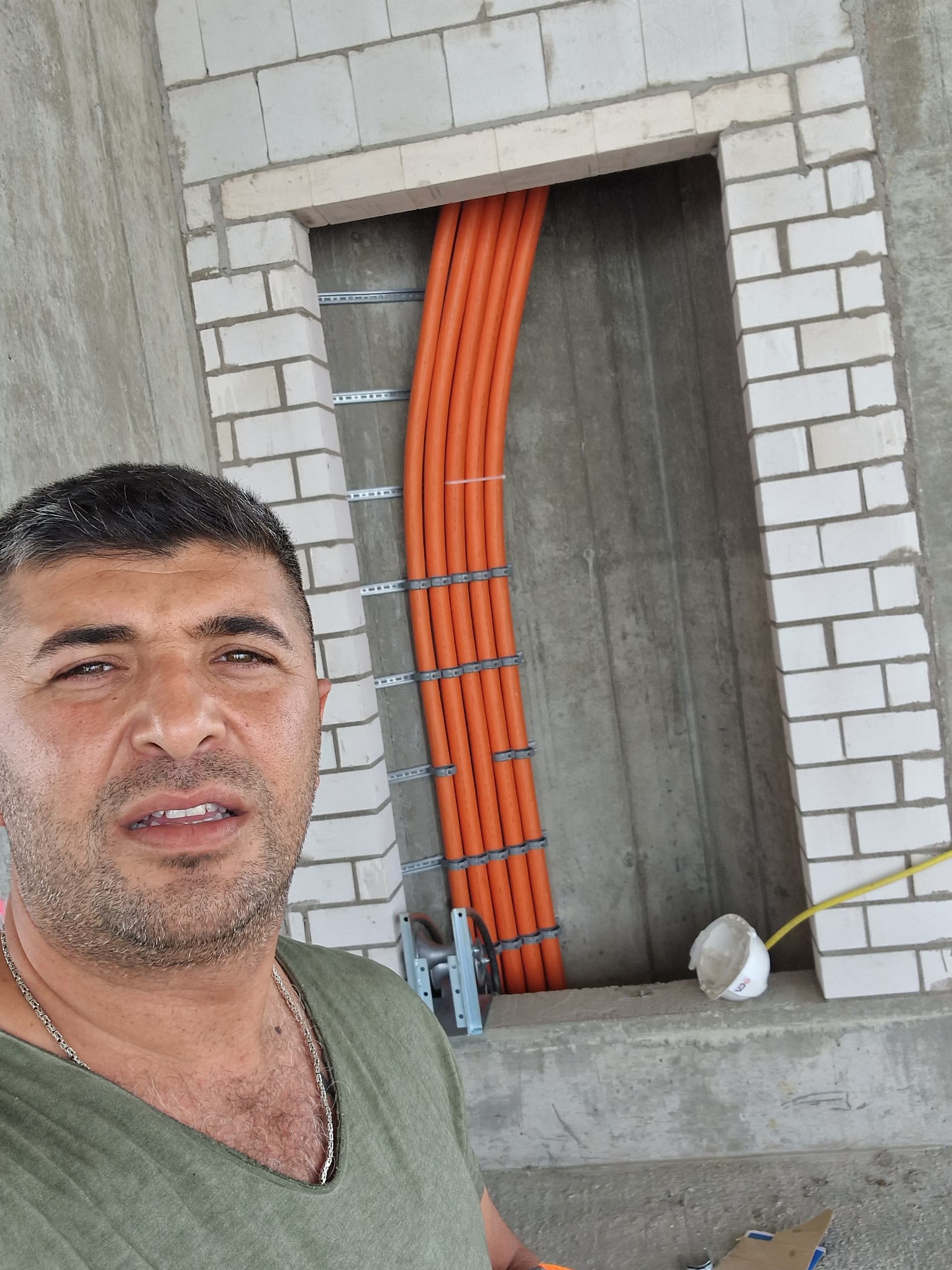 Starkstromkabel werden in eine große Kabeltrasse einer Industrieanlage eingezogen