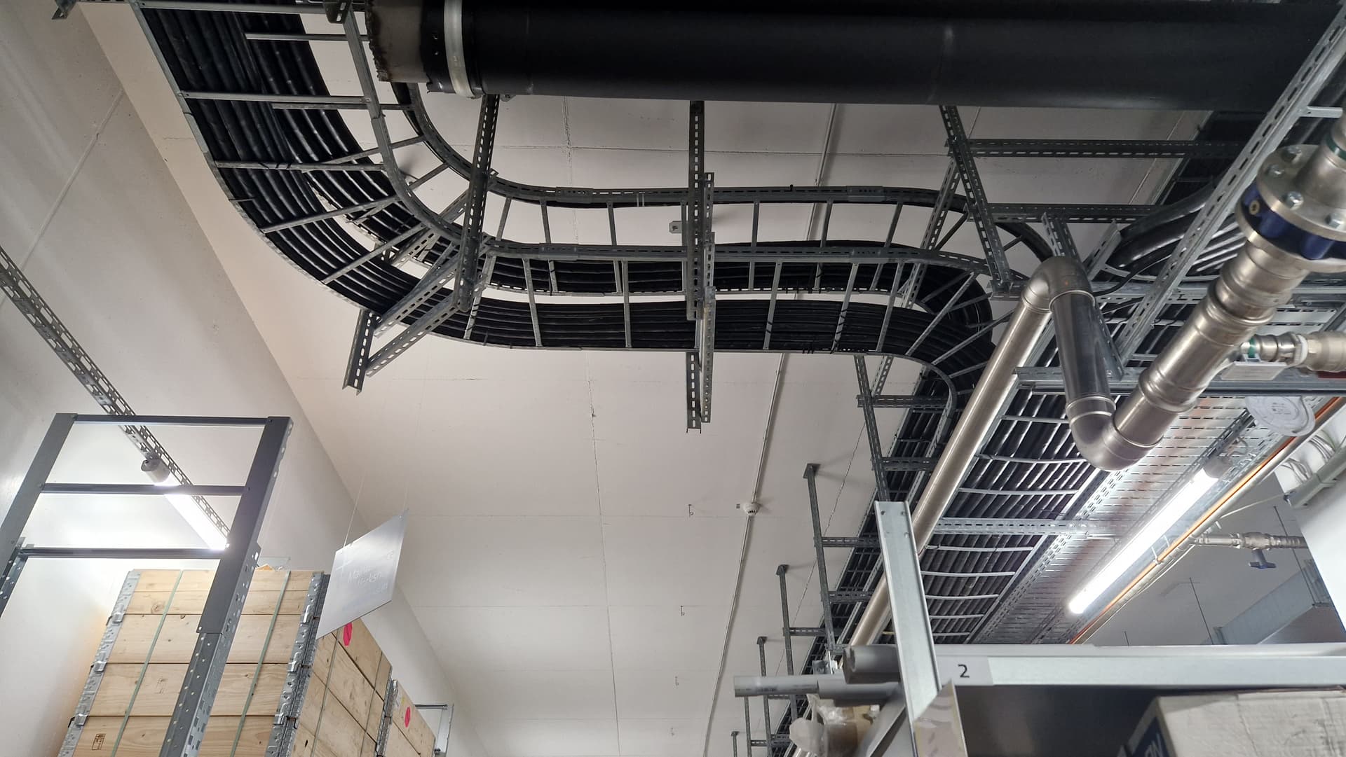 Starkstromkabel führen durch Wanddurchführungen zu einer Schaltanlage