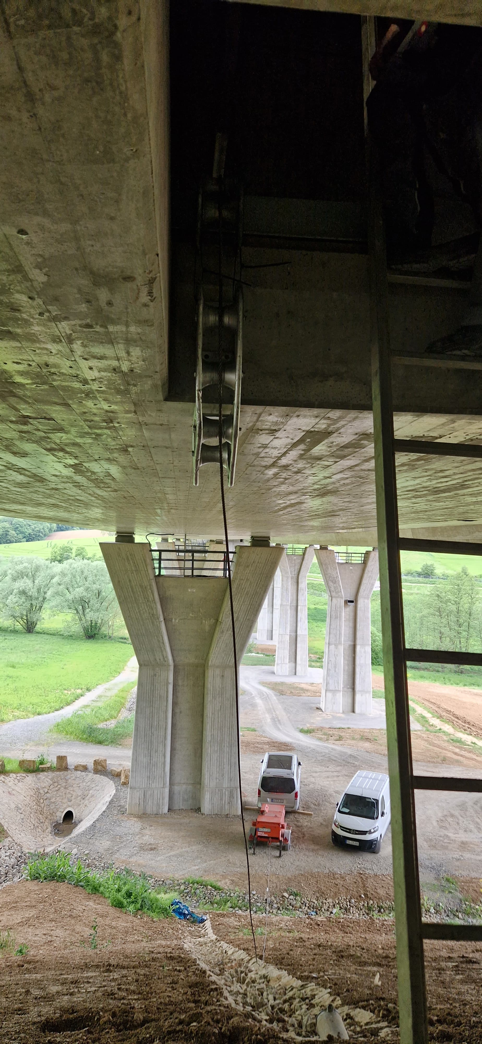 Versorgungstunnel mit Kabeltrassen und Rohrleitungen