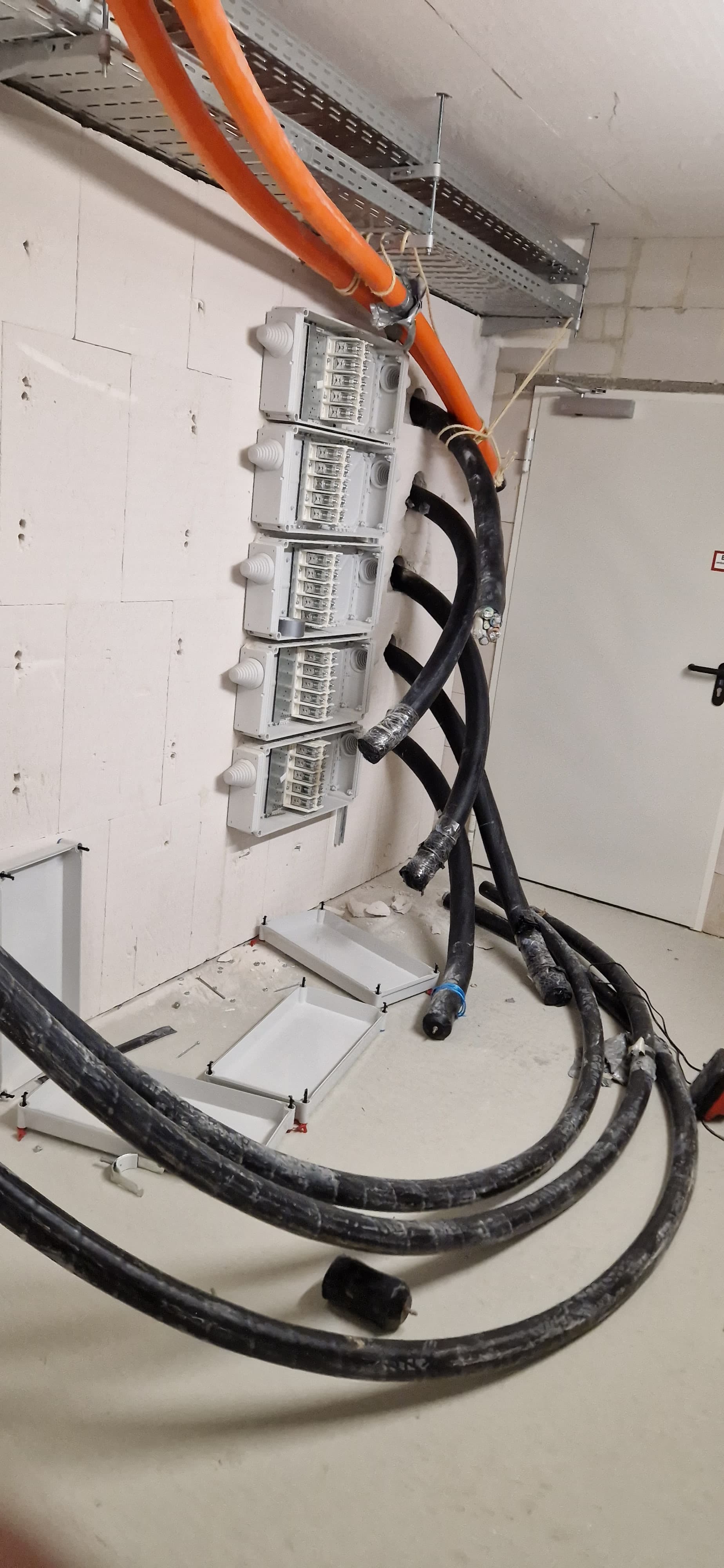 Kabeltrassen und Stromleitungen verlaufen entlang eines Versorgungsganges