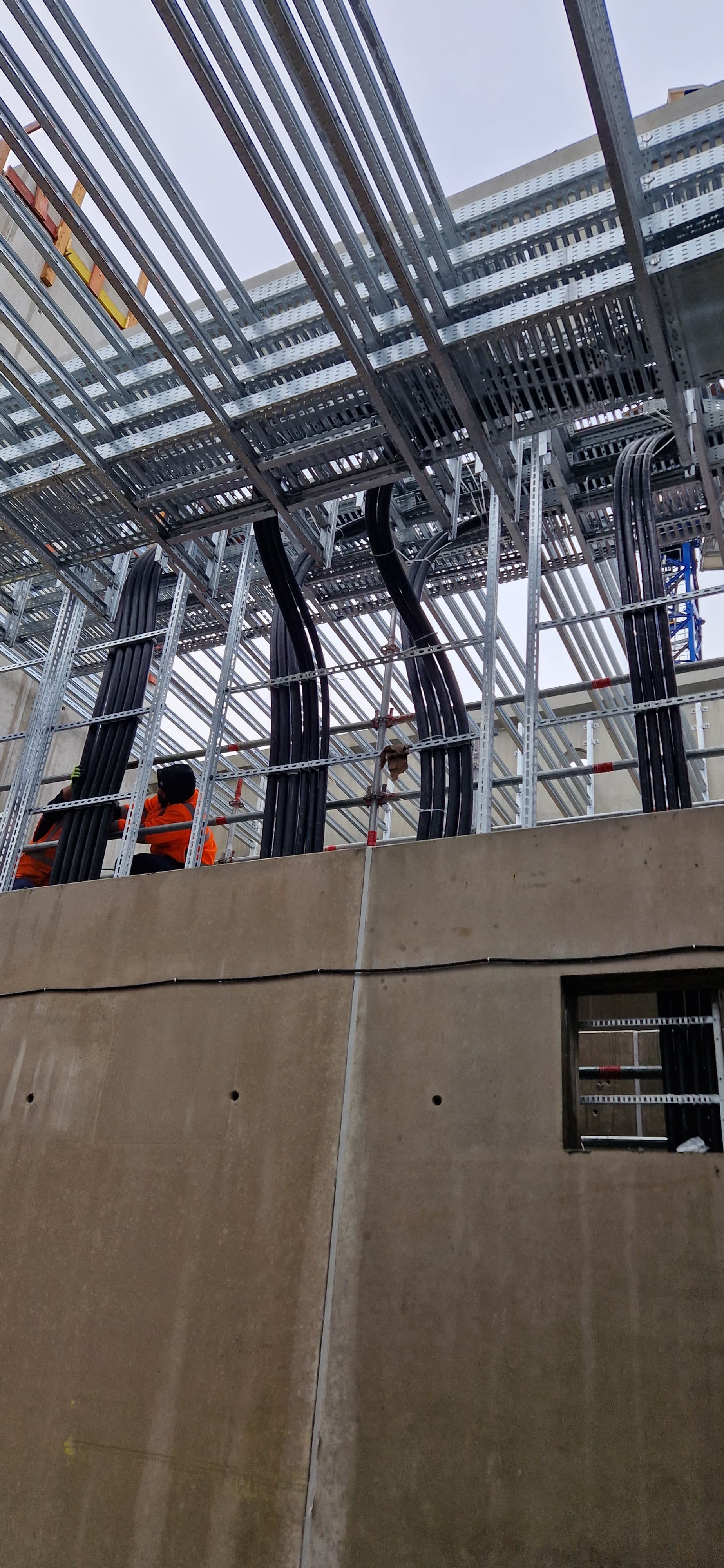 Installierte Kabeltrassen mit Industriekabeln in einem Technikraum